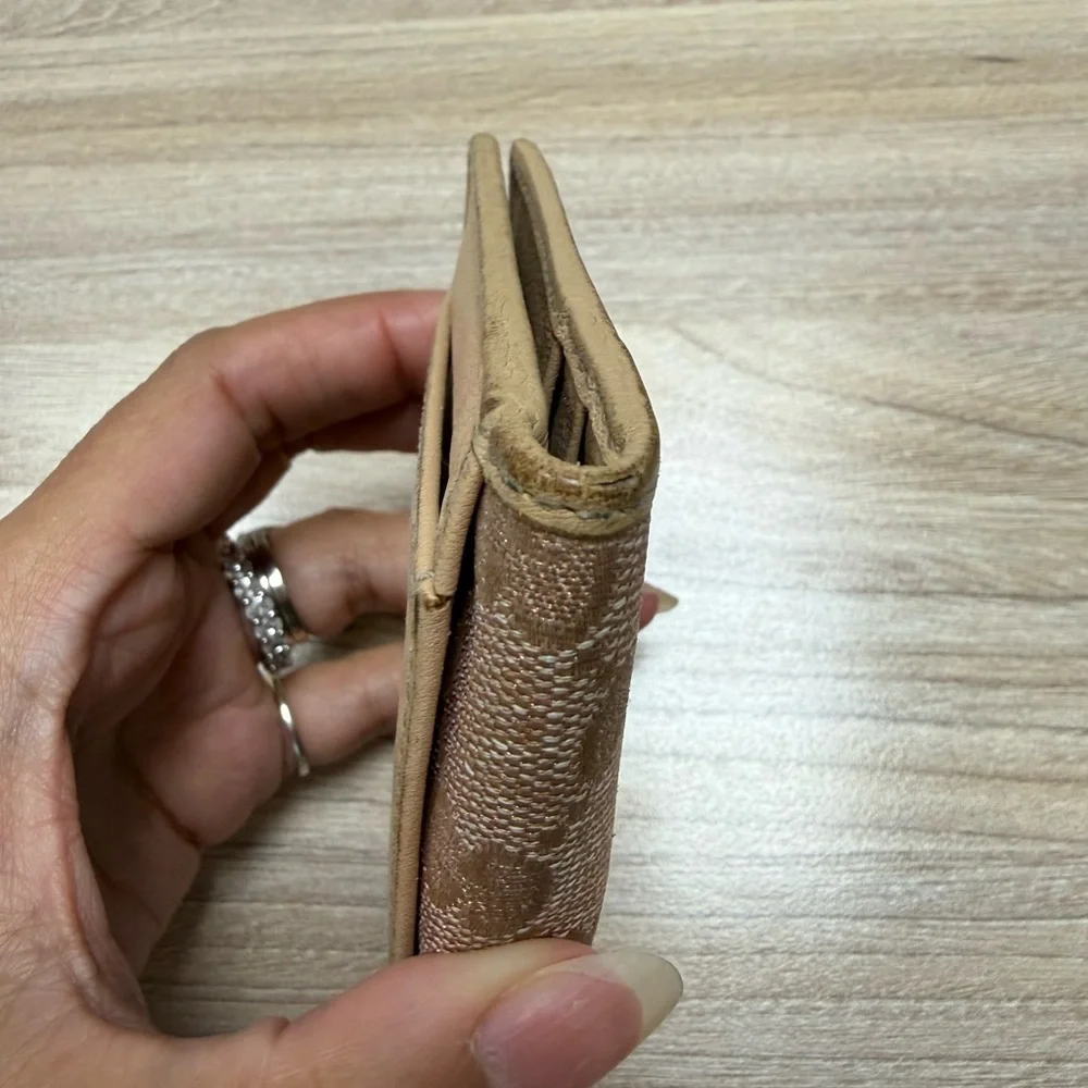 Authentic Gucci Bi-fold Card Holder with Heart Emblem - Picture 5 of 12